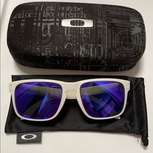 oakley • men’s white holbrook subglasses
